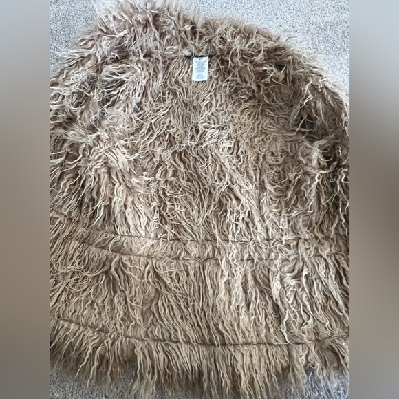NEW INC Faux fur vest. - Picture 10 of 12